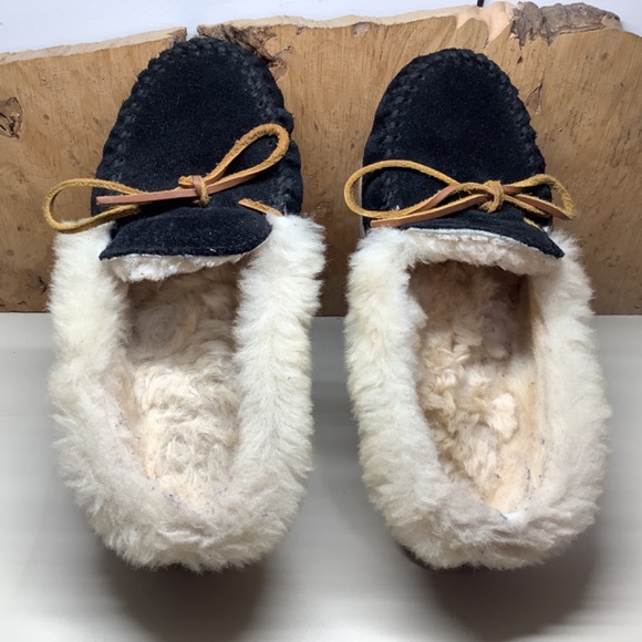 Minnetonka Moccasins 3370 - Women's Alpine Sheepskin Moccasin - Black Suede - Picture 6 of 7